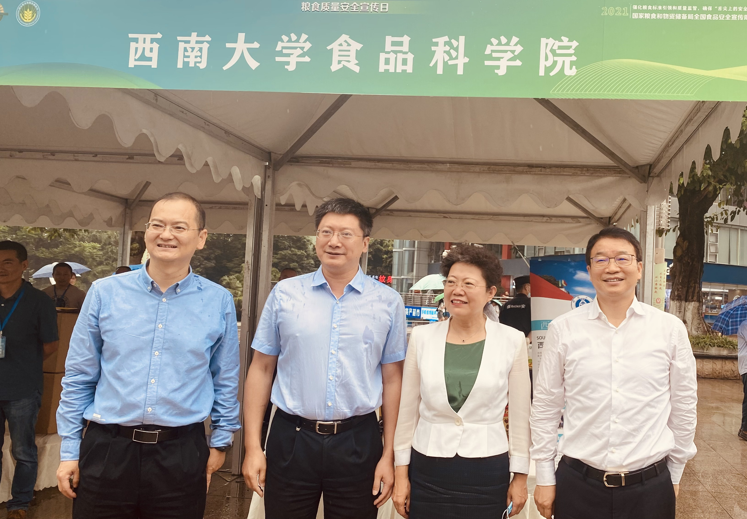 20210627重庆市副市长等人在博牛社区
展台了解情况_副本.jpg