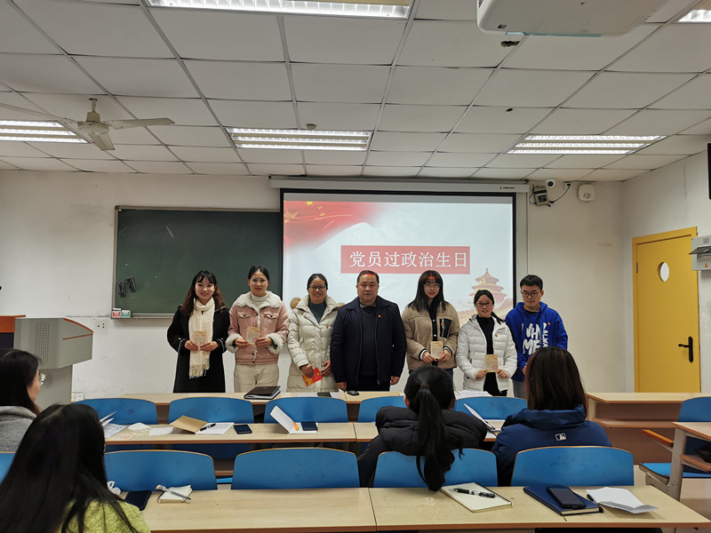 吴俊平书记为党员过政治生日_副本.jpg